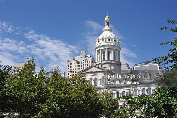 baltimore's city hall - baltimore maryland stockfoto's en -beelden