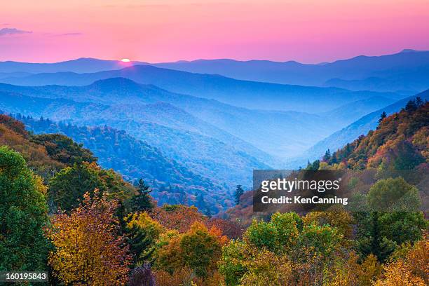 autunno montagna alba - v north carolina foto e immagini stock