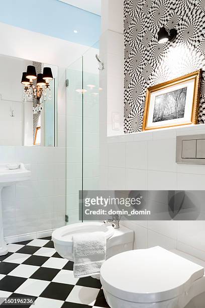 elegante schwarze und weiße badezimmer innen mit karo-muster - bidet stock-fotos und bilder