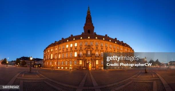 dänischen parlament panorama - schloss christiansborg stock-fotos und bilder