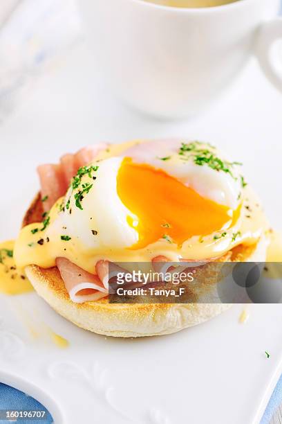 eggs benedict sandwich for breakfast - gepocheerd stockfoto's en -beelden