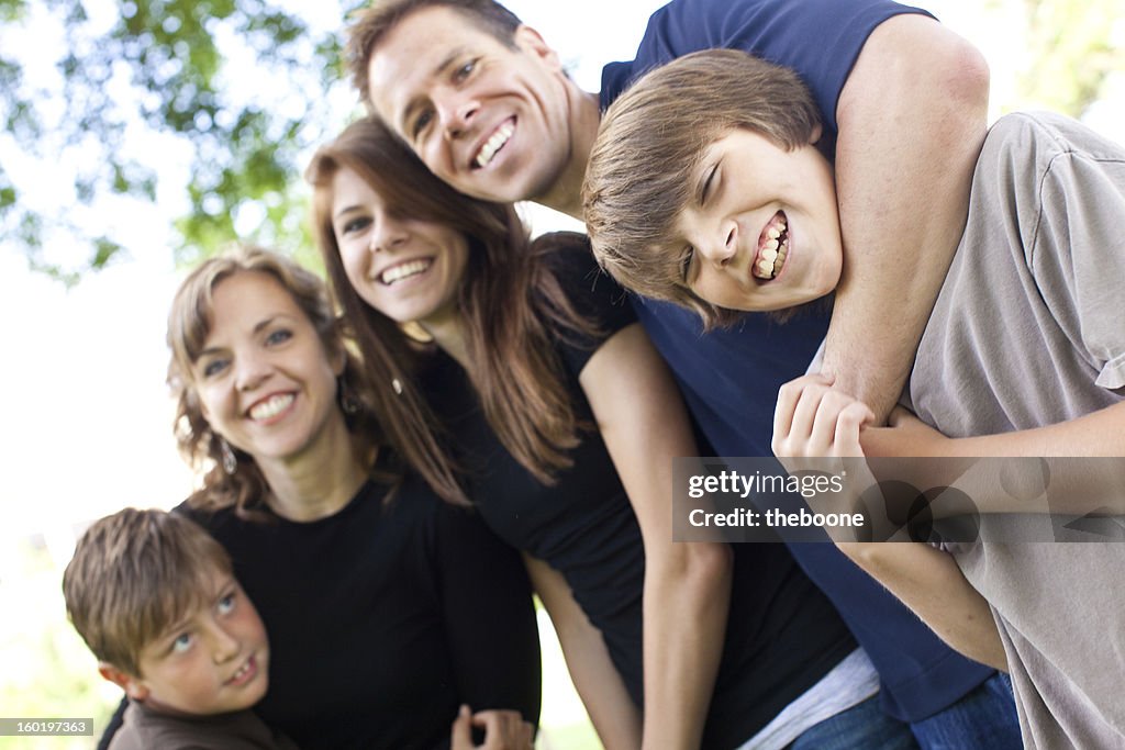 Jovem família de cinco