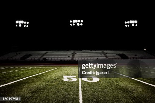 Cincuenta y jardín línea de campo de fútbol americano en la noche Cincuenta y jardín línea de campo de fútbol americano en la noche