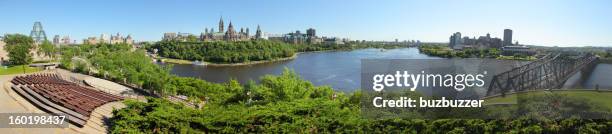 ottawa und die gatineau cities sommer-panorama - parliament hill ottawa stock-fotos und bilder