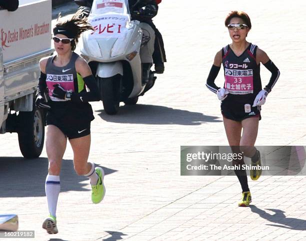 Tetyana Gamera-Shmyrko of Ukraine takes a lead to Kayoko Fukushi of Japan during the 32nd Osaka International Women's Marathon on January 27, 2013 in...