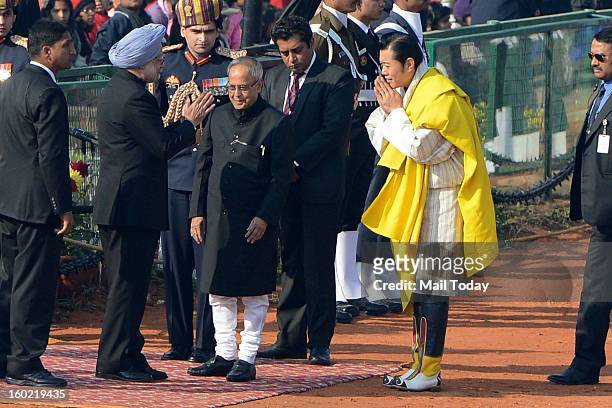Bhutan King Jigme Khesar Namgyel Wangchuck, right, greets Indian Prime Minister Manmohan Singh, wearing blue turban, as Indian President Prabab...