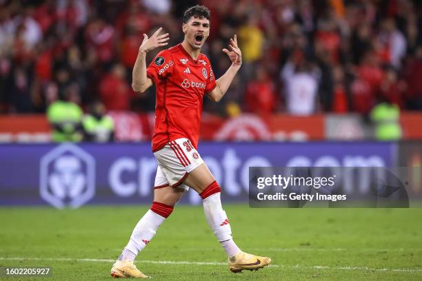 Johnny Cardoso of Internacional celebrates scoring the team's seventh penalty in the penalty shoot out during a Copa CONMEBOL Libertadores 2023 round...