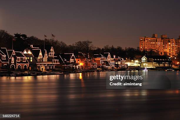 illumianted boathouse row con riflessione a philadelphia - rimessa per barche foto e immagini stock