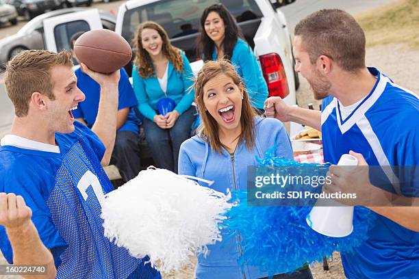 aclamar para favoritos de equipo de fútbol americano - college football cheerleaders fotografías e imágenes de stock