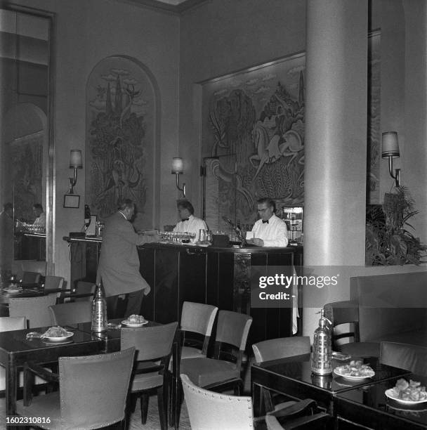 Picture taken in January 1961 of a bar of the Ritz Hotel in Paris. Founded by Swiss hotelier César Ritz, in collaboration with chef Auguste...