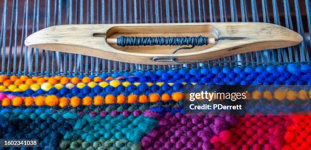 navette et tissage sur métier à tisser - tisser photos et images de collection