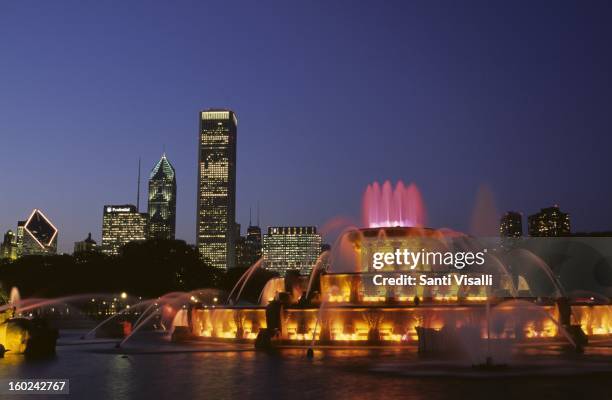 Buckingham Fountain with Skyline, in Chicago in 2003