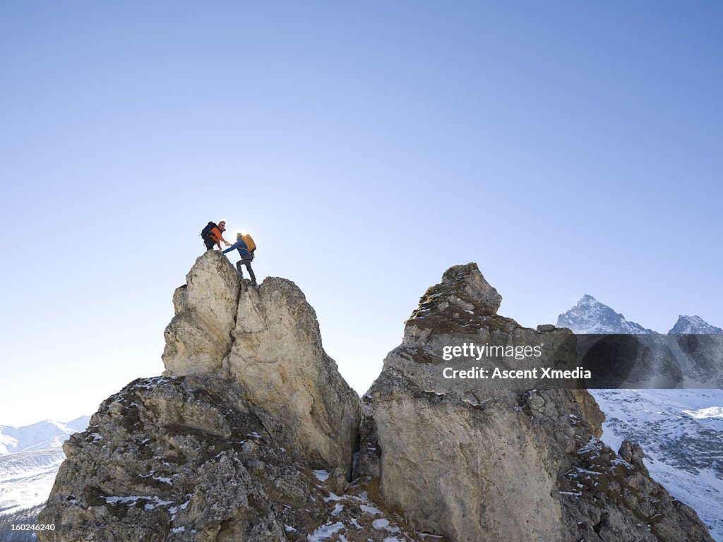 Mountaineer offers helping hand to teammate,summit