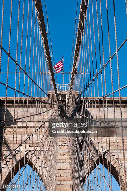 oben bild von der brooklyn bridge in new york - brooklyn michigan stock-fotos und bilder