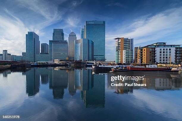 blue skys over canary wharf - canary wharf stock pictures, royalty-free photos & images