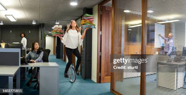 employé de bureau multitâche - polyvalence photos et images de collection