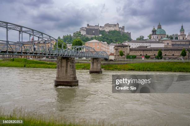 mozartsteg bridge over the salzach river in salzburg - rio salzach imagens e fotografias de stock