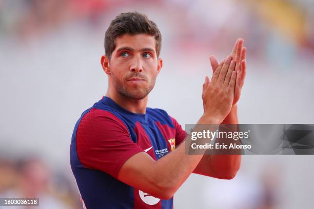 Sergi Roberto of FC Barcelonawaves the supporters during the presentation prior to the Joan Gamper Trophy match between FC Barcelona and Tottenham...