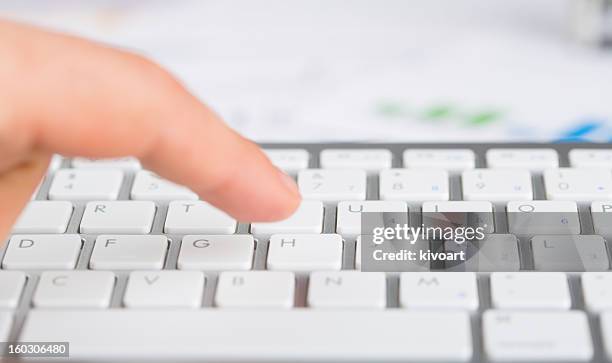 operating on the computer - e post bildbanksfoton och bilder
