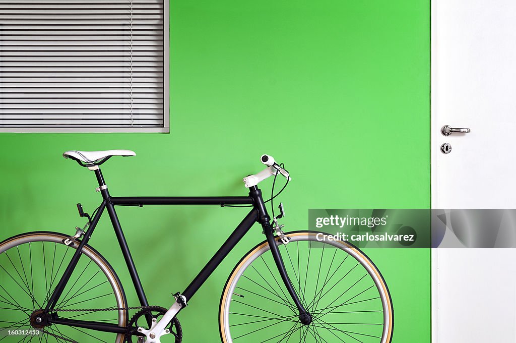 Black Fahrrad green wall "