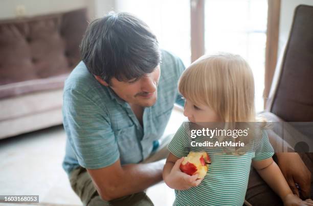 la niña y su padre en casa - georgia love fotografías e imágenes de stock