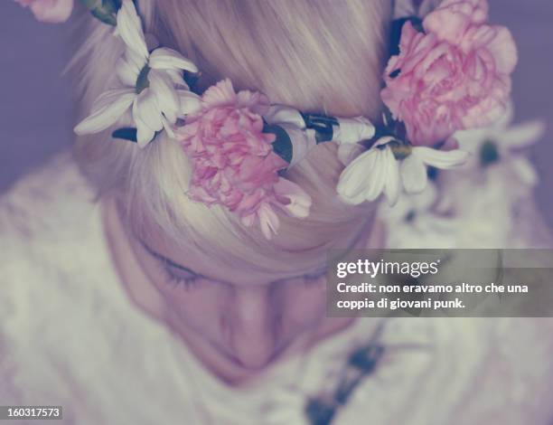 flower girl - brosche stockfoto's en -beelden