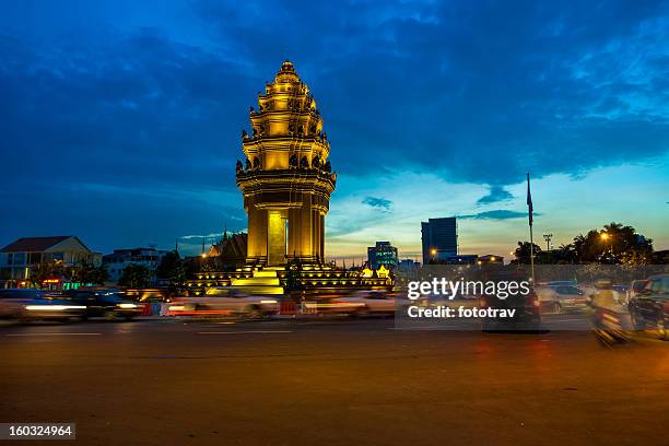 the independence monument in phnom penh - independence monument stock pictures, royalty-free photos & images