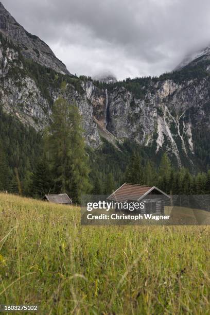 gebirgslandschaft, berghütte - alpen berghütte bildbanksfoton och bilder