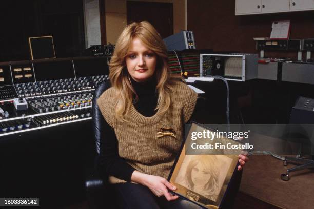 Welsh singer Bonnie Tyler with the gold readers' poll award for 1978, presented to her by the German youth magazine, Das Freizeit-Magazin, 1978. She...