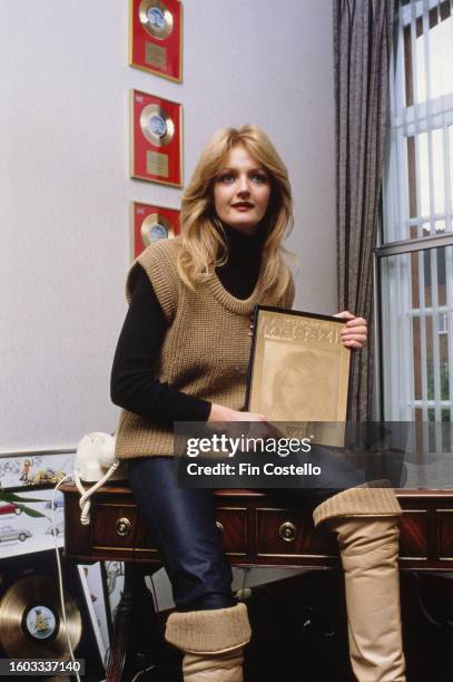 Welsh singer Bonnie Tyler with the gold readers' poll award for 1978, presented to her by the German youth magazine, Das Freizeit-Magazin, 1978. She...