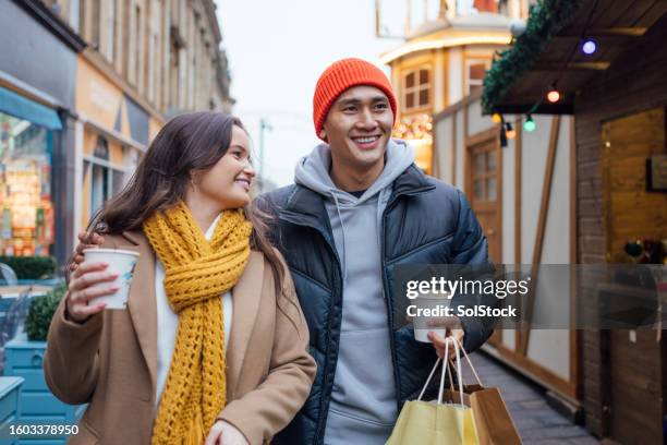 christmas shopping - young couple shopping stock pictures, royalty-free photos & images