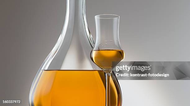 grappa riserva, cognac, brandy - grappa stockfoto's en -beelden