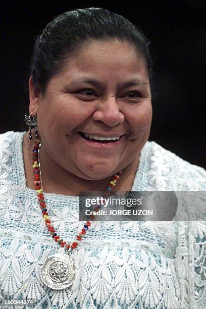 Nobel peace prize winner, Rigoberta Menchu, smiles as she talks with journalists in Guatemala City 07 December 1999. La Premio Nobel de la Paz,...