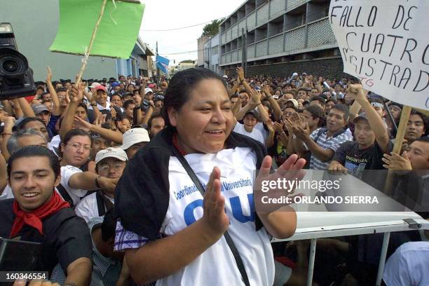 Rigoberta Menchu, Premio Nobel de la Paz 1992, encabeza el 23 de julio de 2003 en Ciudad de Guatemala una marcha estudiantil exigiendo que no se le...