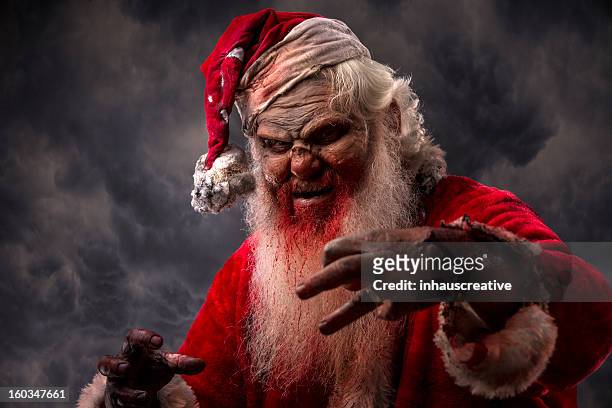 bilder von echten serienmörders santa zombie auf beutezug – - dirty santa stock-fotos und bilder