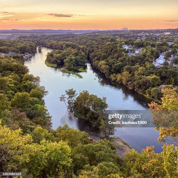 scenic sunset view of table rock lake, table rock lake dam and the white river in branson at southwest missouri - branson missouri stock pictures, royalty-free photos & images