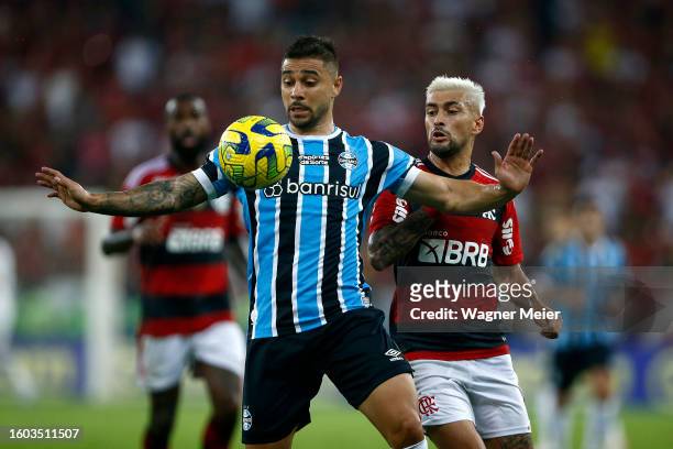 Joao Pedro of Gremio fights for the ball with Giorgian de Arrascaeta of Flamengo during a semifinal second leg match between Flamengo and Gremio as...