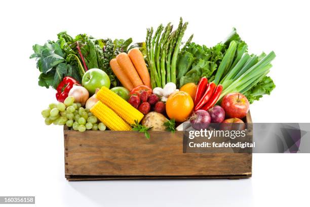 frutas e veggies em caixa de madeira com pano de fundo branco - grade imagens e fotografias de stock