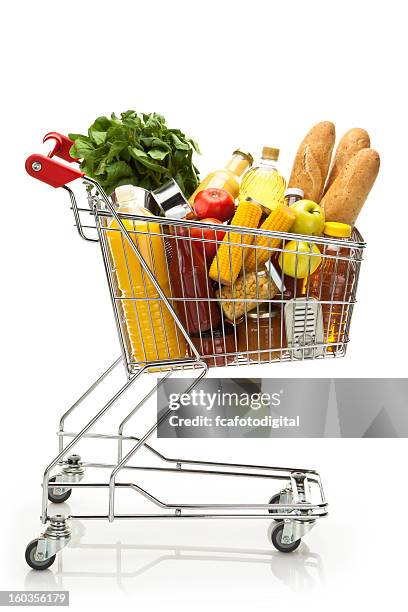 vista lateral de la cesta de compras con comestibles y de las verduras - cargar fotografías e imágenes de stock