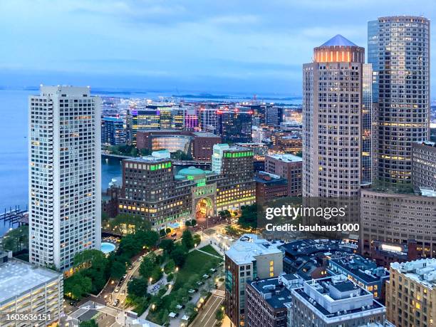 boston stadtbild skyline mit blick nach süden in richtung south end und south boston - south boston massachusetts stock-fotos und bilder