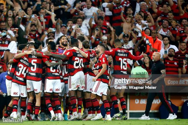 Giorgian de Arrascaeta of Flamengo celebrates with teammates after scoring the team´s first goal during a semifinal second leg match between Flamengo...