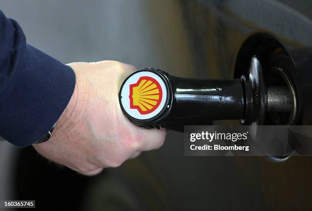 Customer refuels his vehicle at a Royal Dutch Shell Plc gas station in London, U.K., on Tuesday, Jan. 29, 2013. Oil traded near the highest level in...