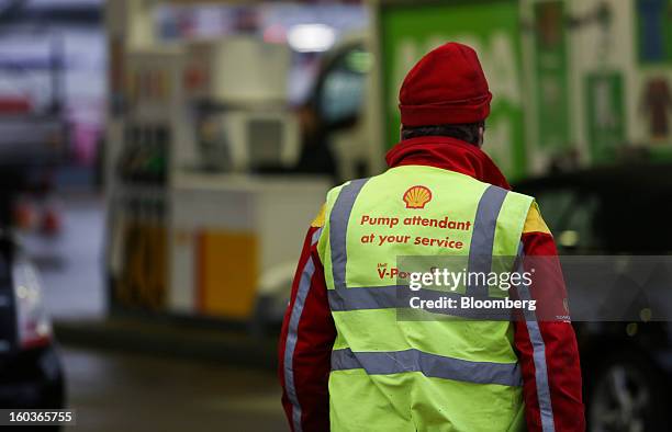 An employee walks across the forecourt of a Royal Dutch Shell Plc gas station in London, U.K., on Tuesday, Jan. 29, 2013. Oil traded near the highest...