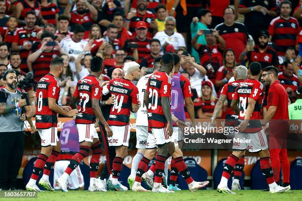 Giorgian de Arrascaeta of Flamengo celebrates with teammates and coach Jorge Sampaoli after scoring the team´s first goal during a semifinal second...