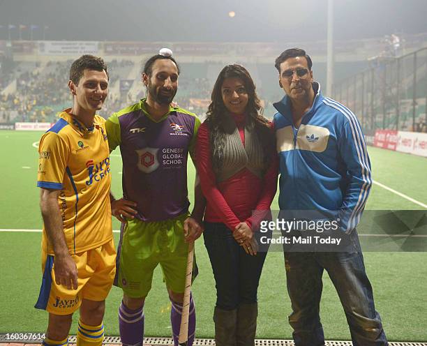 Actor Akshay Kumar and actress Kajal Aggarwal with the captains of Delhi Sardar Singh and Punjab Jaimie Dwyer during the HIL match between Delhi...