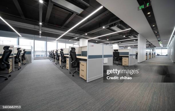 nobody has a wide office - empty office stockfoto's en -beelden