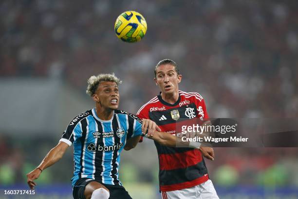 Bitello of Gremio fights for the ball with Filipe Luis of Flamengo during a semifinal second leg match between Flamengo and Gremio as part of Copa do...