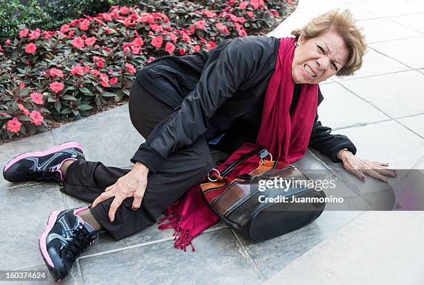 caído mujer mayor - injured street fotografías e imágenes de stock