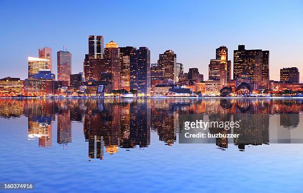 boston stadt bei sonnenuntergang mit wasser reflexion - boston massachusetts stock-fotos und bilder