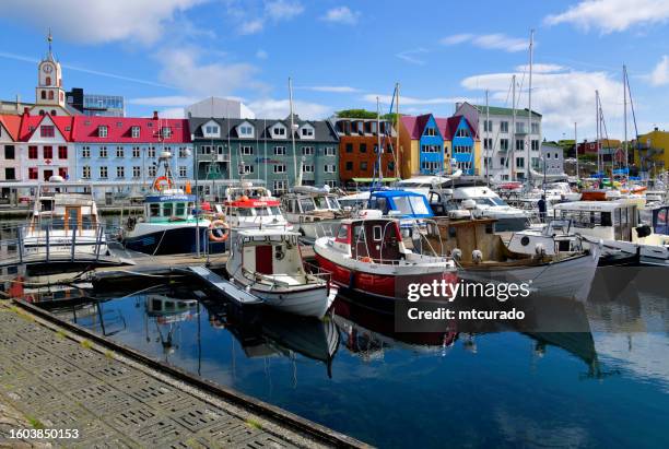 tórshavn, hauptstadt der färöer - bunte fassaden und boote im altstadthafen, färöer - faroe islands stock-fotos und bilder